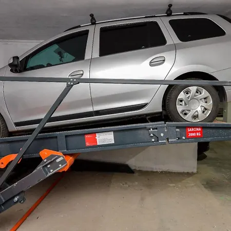 - Private Parking דירה