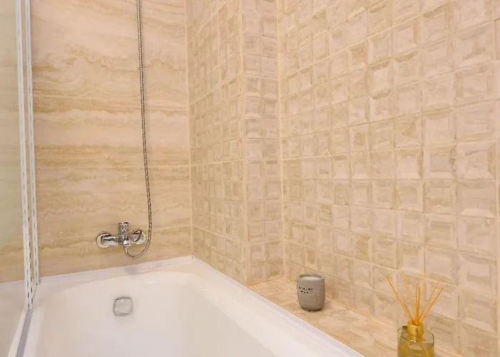 - Private Parking Бухарест